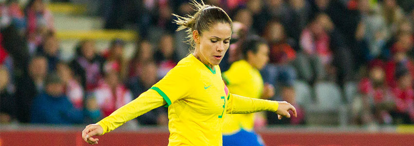 Zagueira do Corinthians, Erika Cristiano relembra início de sua carreira e dificuldades do futebol feminino