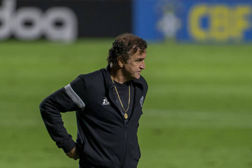 Cuca deixa comando do Atlético-MG, que sonda o técnico Jorge Jesus