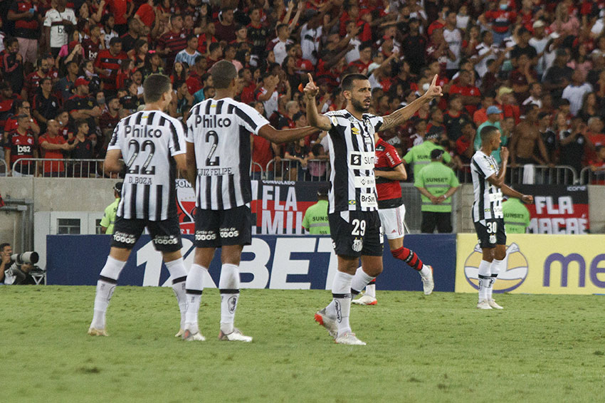 Gabigol perde pênalti, e Santos vence o Flamengo no Maracanã