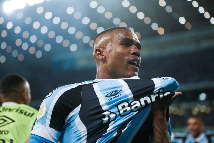 Douglas Costa fica no Grêmio; Atlético-MG mira técnicos estrangeiros