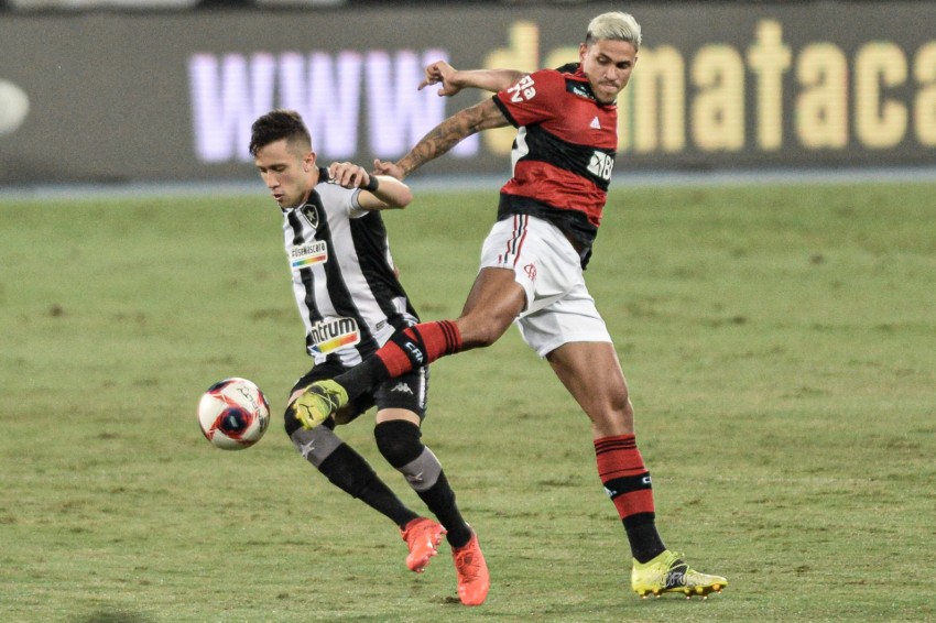 Botafogo e Flamengo jogam clássico para encostar no líder Fluminense Botafogo e Flamengo jogam clássico para encostar no líder Fluminense