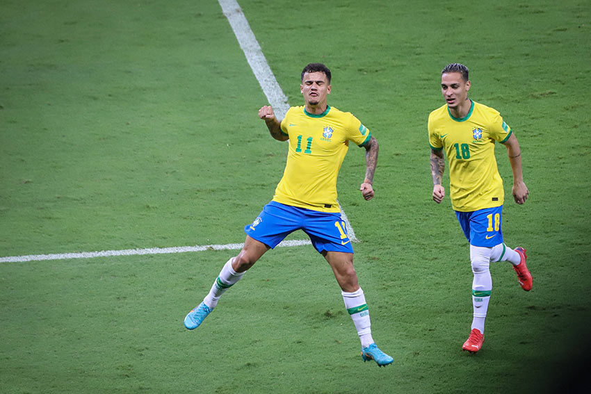 Philippe Coutinho comemora gol do Brasil na goleada sobre o Paraguai