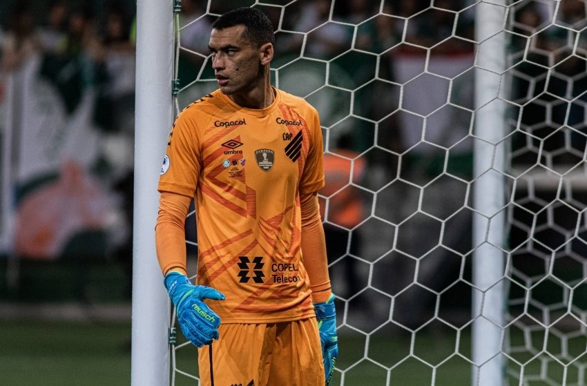 Flamengo perto de fechar com goleiro Santos; Zagueiro Pablo no radar