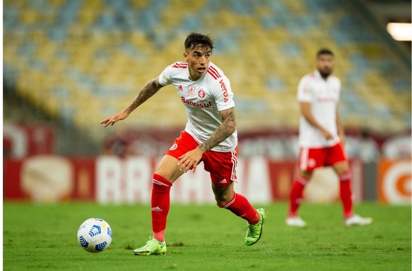 Botafogo contrata lateral Renzo Saravia e espera técnico Luís Castro