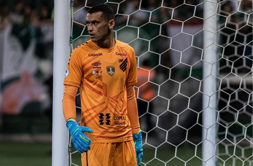 Flamengo fecha contratação de Santos, goleiro do Athletico-PR