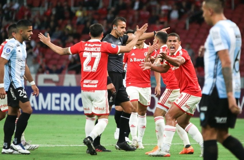 Inter demite técnico Alexander Medina após empate no Beira-Rio Inter demite técnico Alexander Medina após empate no Beira-Rio