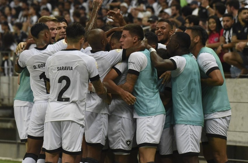 Botafogo apresenta volante Tchê Tchê após vitória contra o Ceará Botafogo apresenta volante Tchê Tchê após vitória contra o Ceará