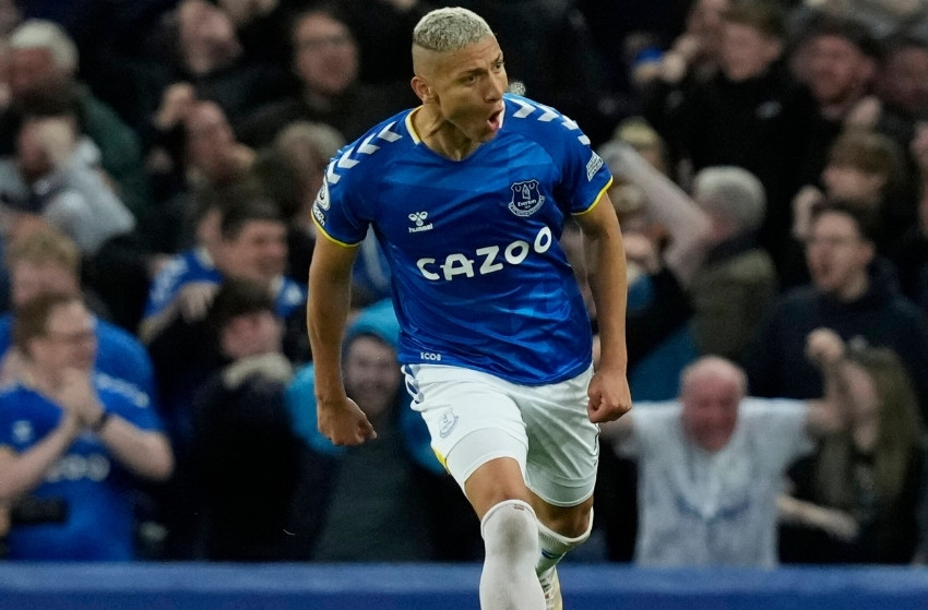 Richarlison fala sobre invasão da torcida do Everton na Premier League