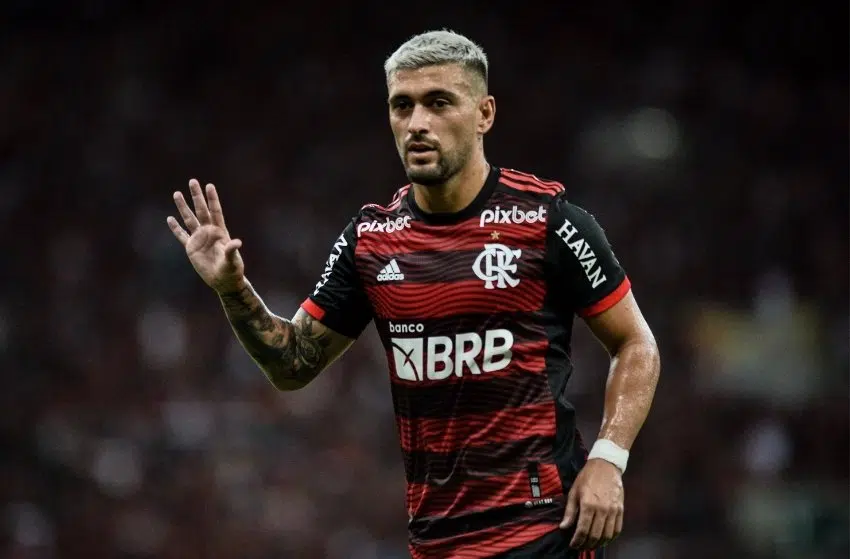 Flamengo: Arrascaeta faz treino leve, e goleiro Santos corre no campo Flamengo: Arrascaeta faz treino leve, e goleiro Santos corre no campo