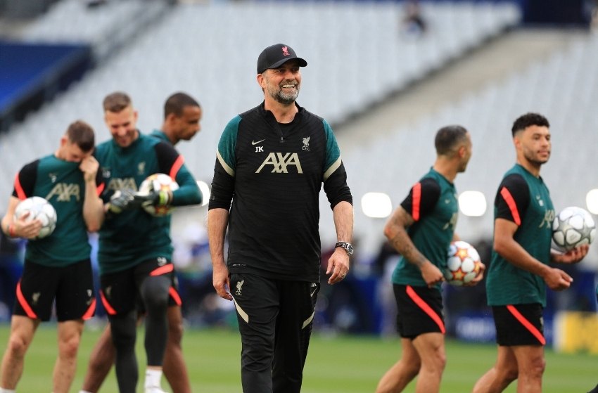 Liverpool treina no palco da final com Fabinho e Thiago Alcântara