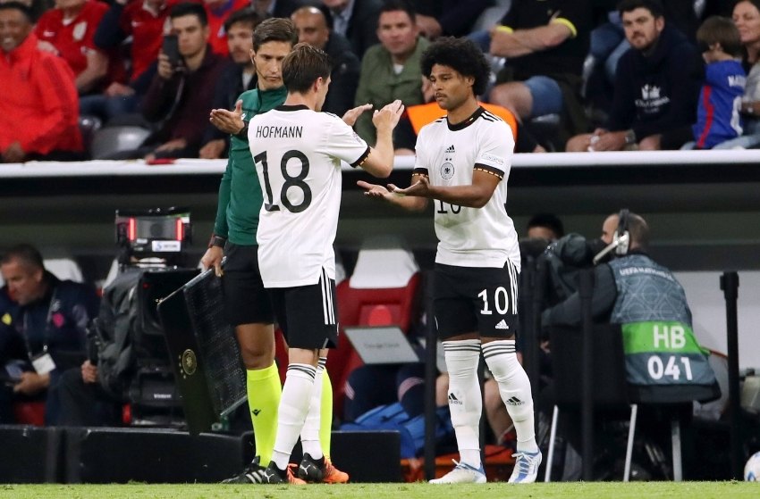Cinco substituições no futebol são aprovadas de forma definitiva pela IFAB