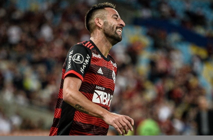 Flamengo libera lateral Isla, que deve acertar com a Universidad Católica