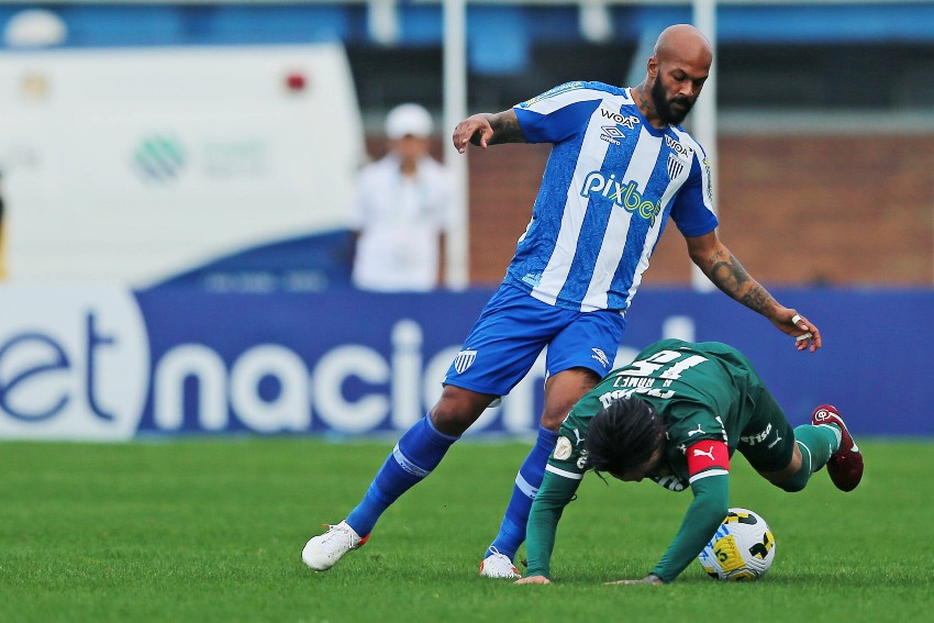 Palmeiras tropeça no Avaí, mas segue líder do Brasileiro