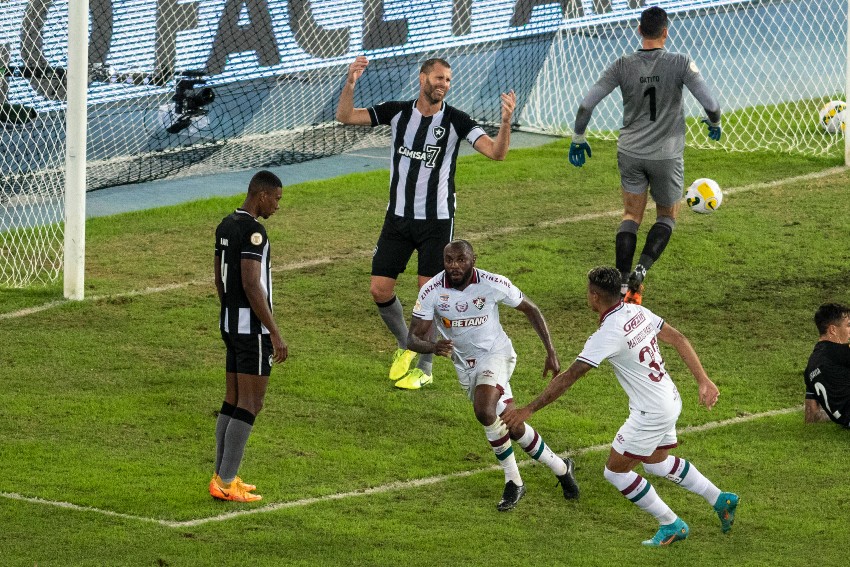 Manoel marca para o Fluminense contra o Botafogo