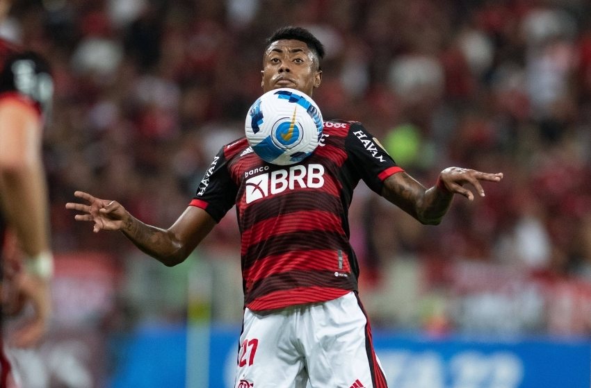 Flamengo marca cirurgia de Bruno Henrique para domingo