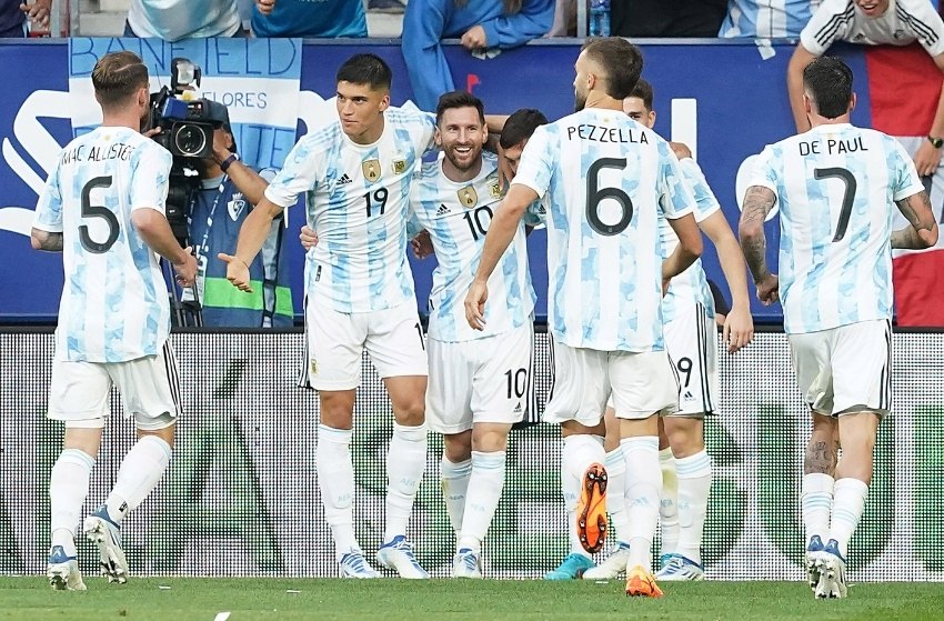 Messi marca cinco vezes em goleada da Argentina sobre a Estônia Messi marca cinco vezes em goleada da Argentina sobre a Estônia