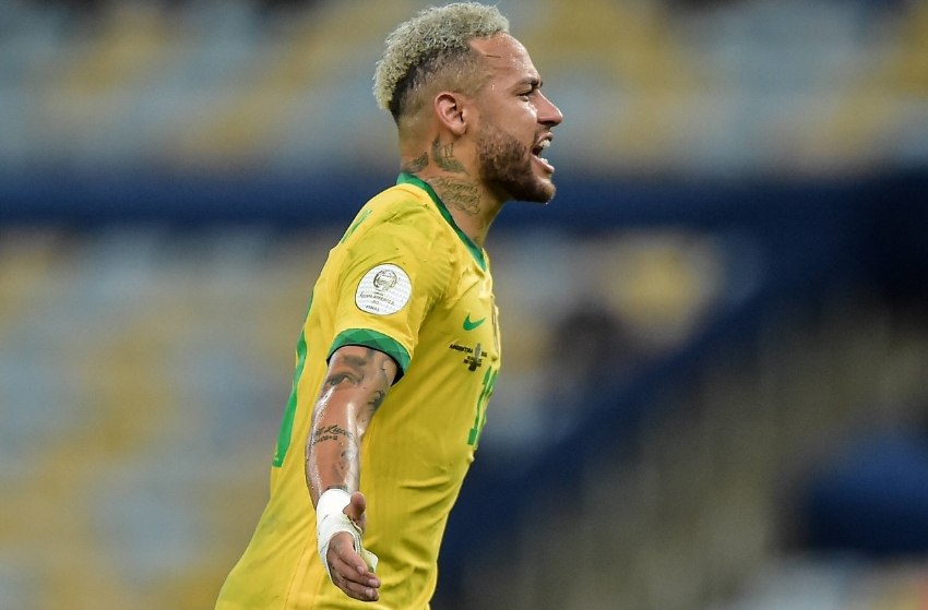 Neymar leva pancada no pé e vira dúvida para jogo contra a Coreia do Sul Neymar leva pancada no pé e vira dúvida para jogo contra a Coreia do Sul