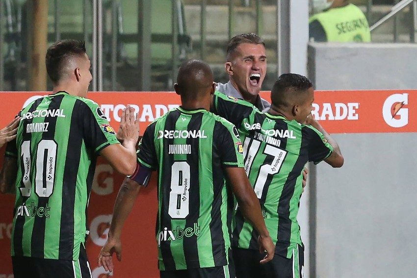 Vágner Mancini comemora com os jogadores