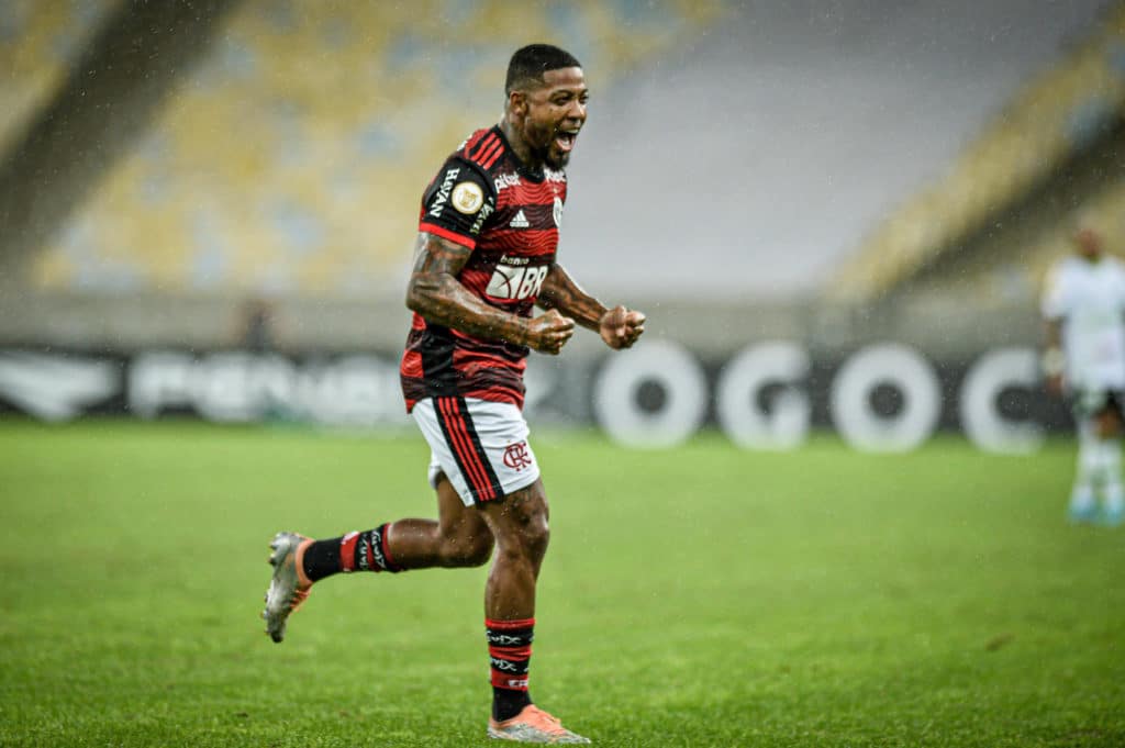 Flamengo vence bem o América-MG e respira no Brasileirão