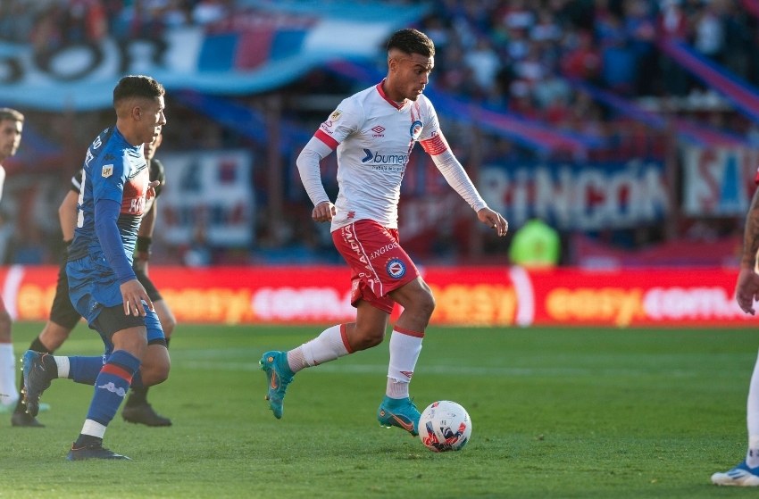 Corinthians se aproxima de anunciar volante Fausto Vera