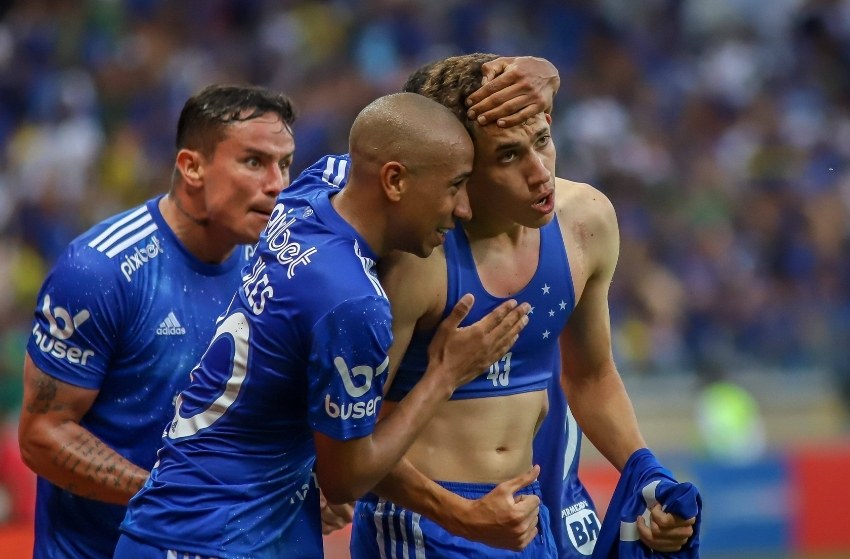 Cruzeiro vence o Bahia e aumenta vantagem como líder da Série B