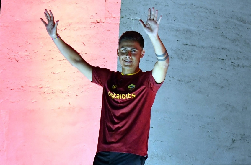 Dybala é apresentado pela Roma com grande festa da torcida