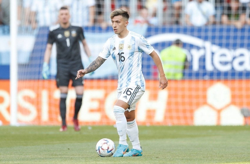 Manchester United contrata o zagueiro Lisandro Martínez