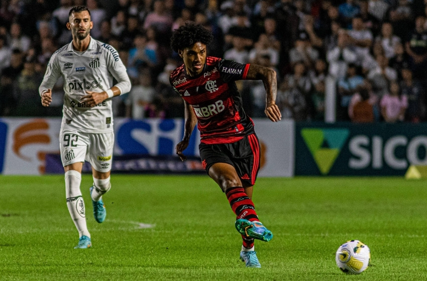 Flamengo recebe oferta do Panathinaikos por Vitinho, diz site