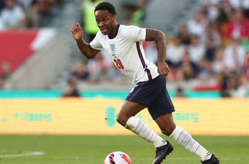 Sterling aceita oferta do Chelsea e deve deixar o City, diz imprensa inglesa