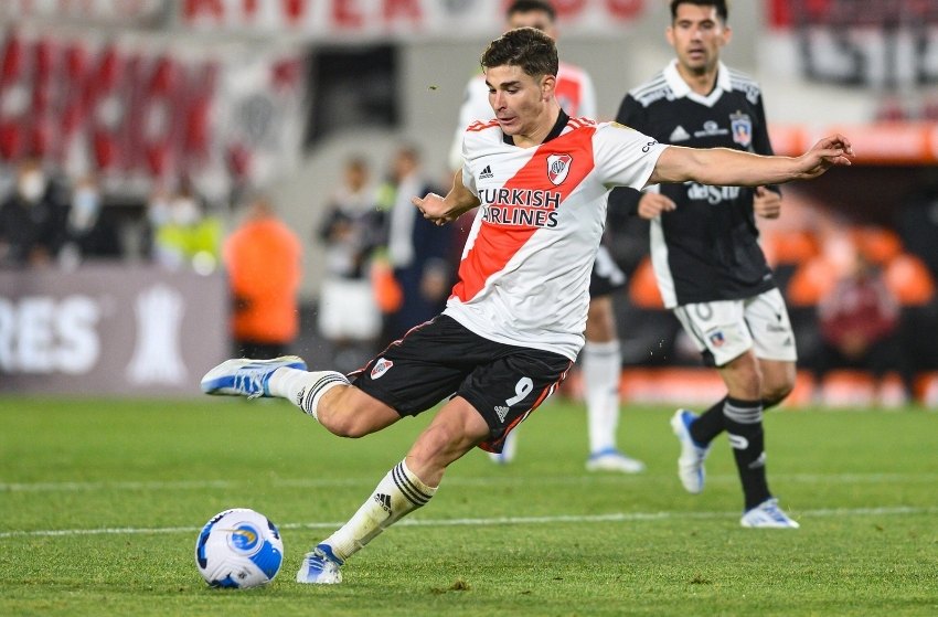 Manchester City anuncia contratação de Julián Álvarez, do River Plate
