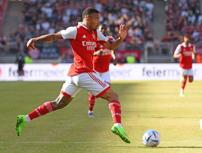 Gabriel Jesus marca duas vezes em seu primeiro jogo pelo Arsenal