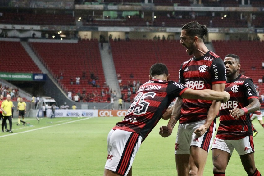 Com reservas, Flamengo vence o Coritiba e encosta no G6 do Brasileirão