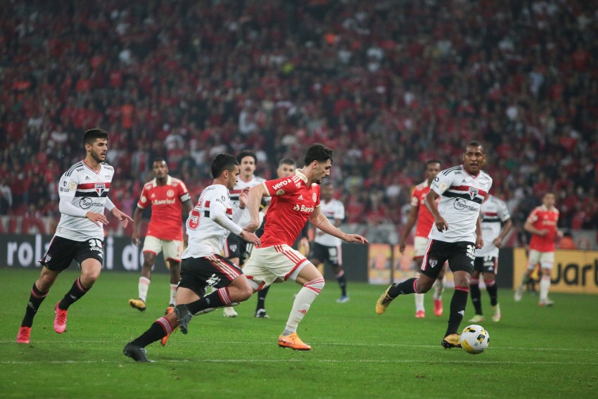 Em grande jogo, São Paulo busca empate com o Internacional fora de casa