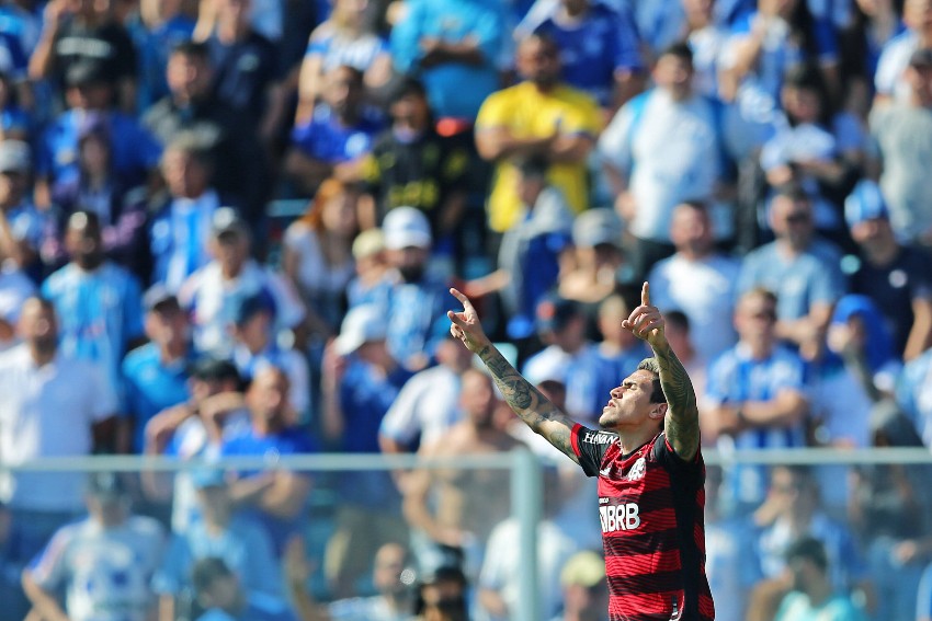 Flamengo vence o Avaí de virada e encosta de vez no G6 do Brasileirão