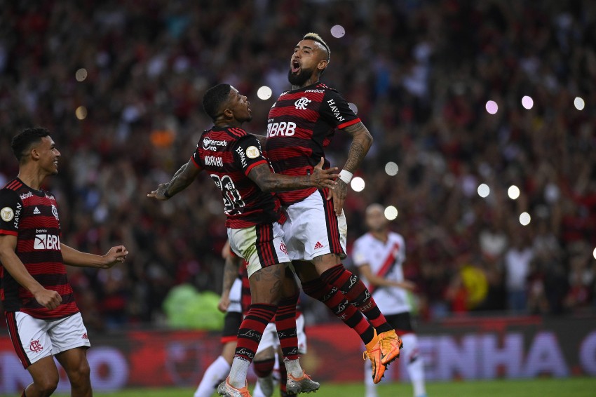 Vidal comemora gol pelo Flamengo