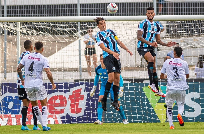 Geromel em ação pelo Grêmio