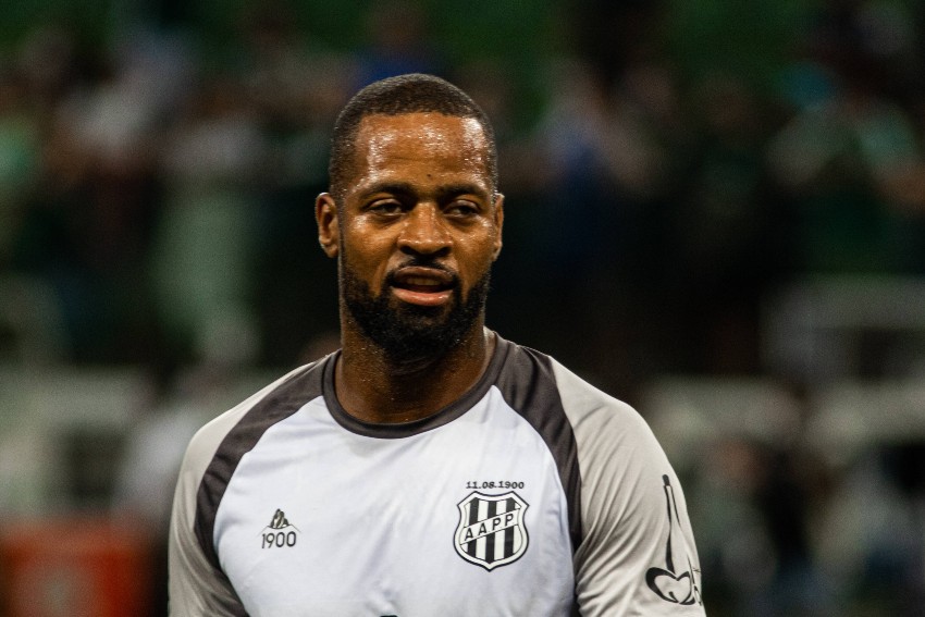 Fora dos planos de Felipão, Athletico rescinde contrato do zagueiro Dedé