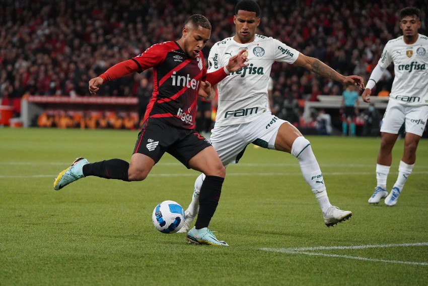 Athletico vence o Palmeiras e larga em vantagem na Libertadores