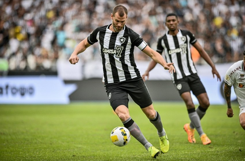 Botafogo: Carli é novidade em treino antes de jogo contra o Goiás