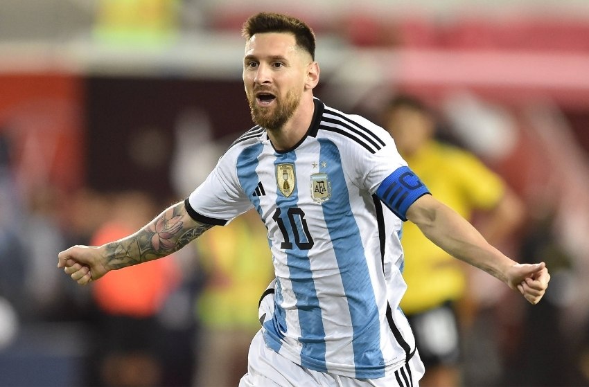 Argentina vence Jamaica, com dois gols de Messi e um de Álvarez