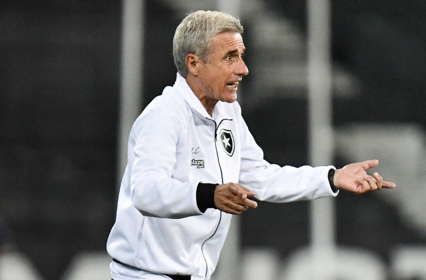 Botafogo marca no fim, bate o Goiás e cola no G-8 do Brasileirão