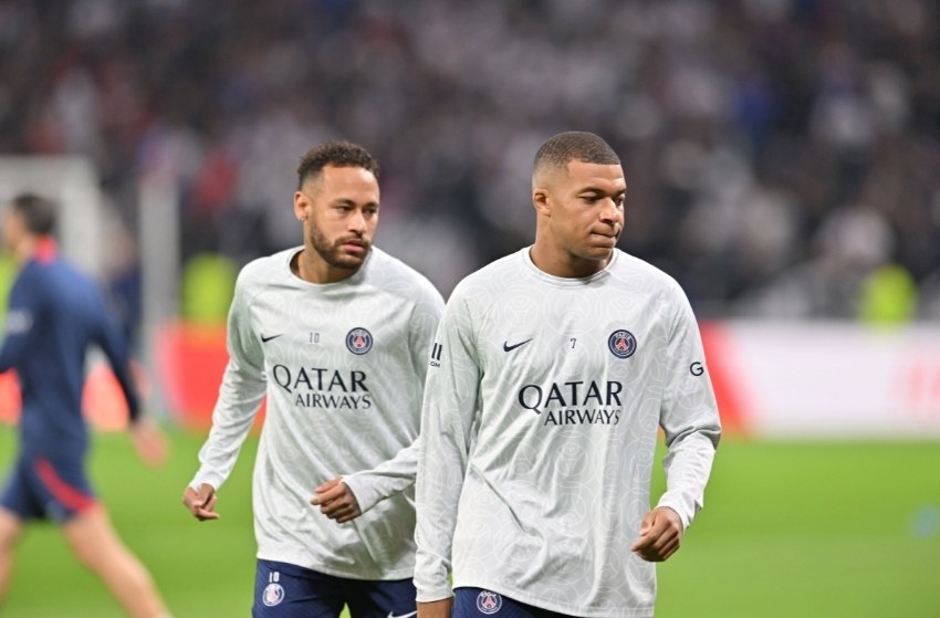 Neymar e Mbappé têm relação distante no PSG, diz jornal francês