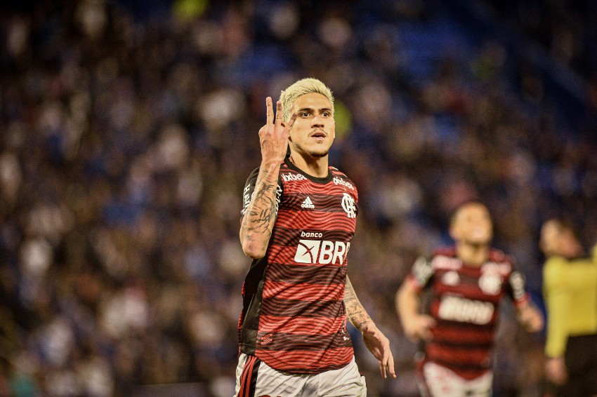 Com show de Pedro, Flamengo vence o Vélez e fica perto da final da Libertadores