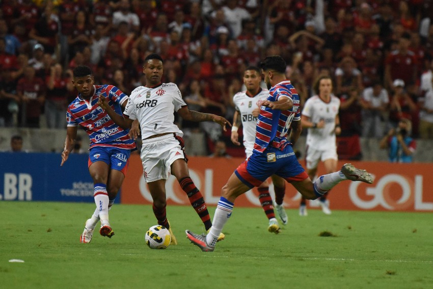 Em jogo de duas viradas, Fortaleza vence o Flamengo pelo Brasileirão