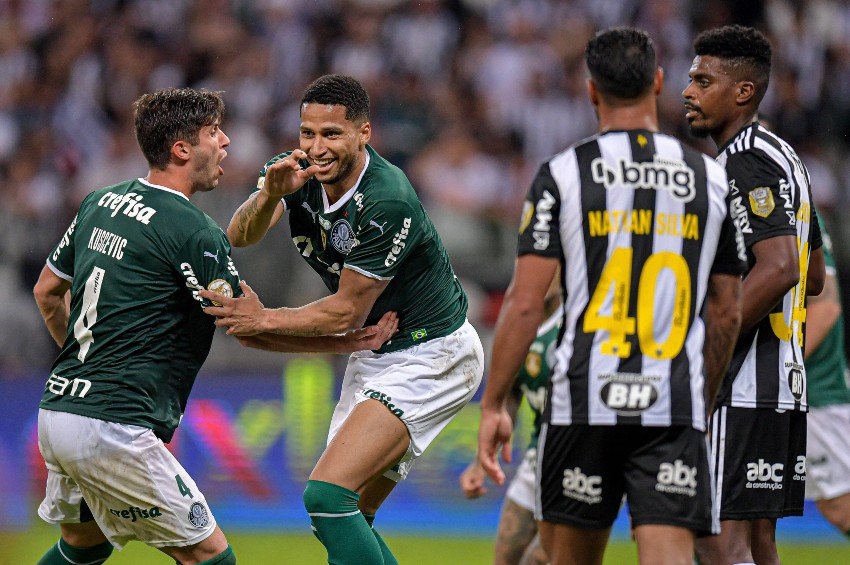 Palmeiras vence o Atlético-MG no Mineirão e segue líder do Brasileirão