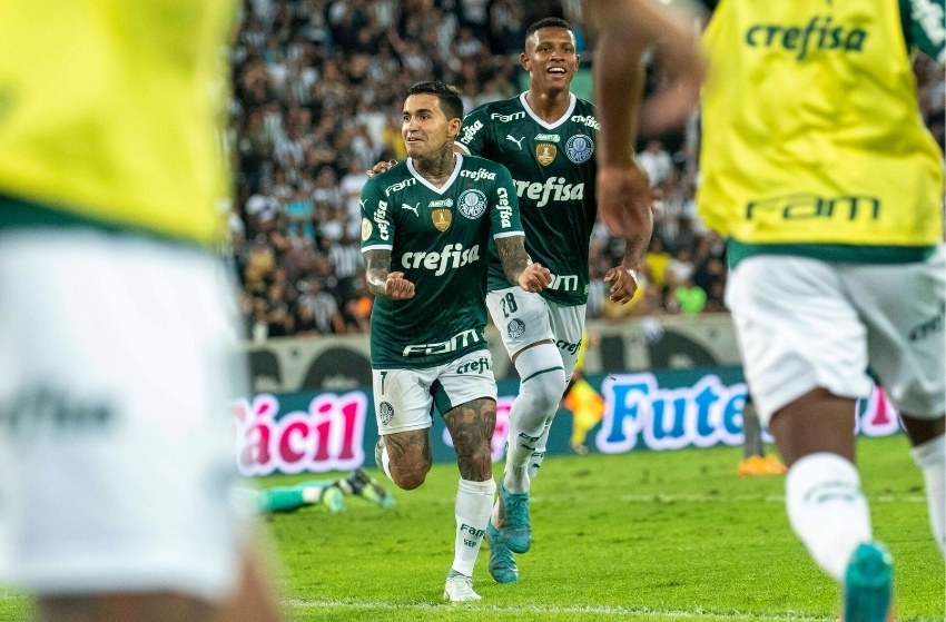 Dudu comemorando gol