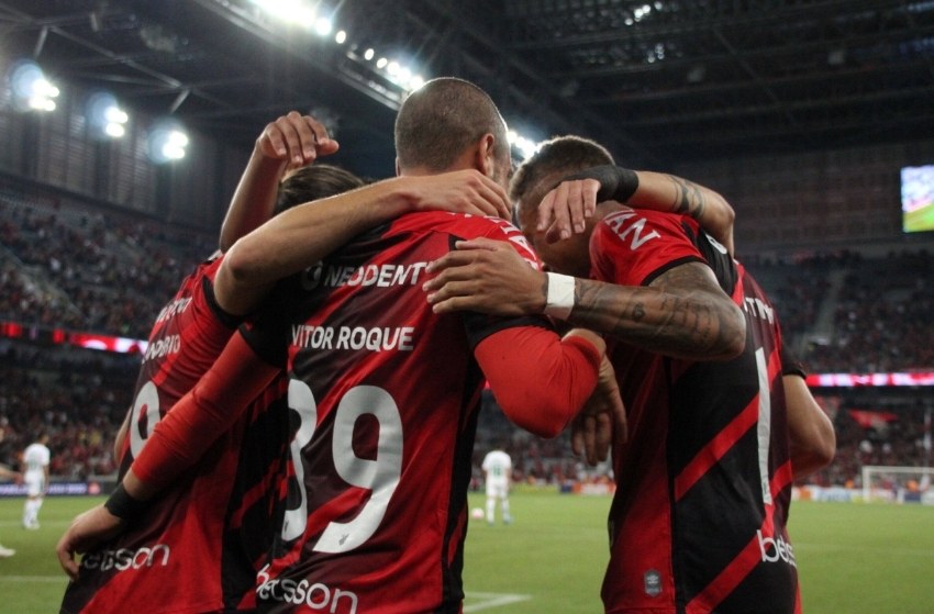 Jogadores do Athletico comemorando gol na Arena