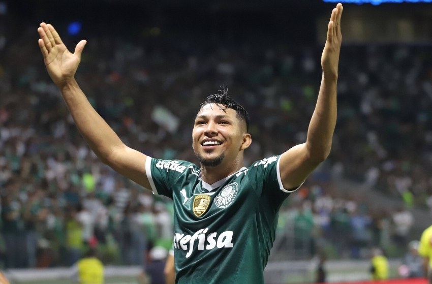 Palmeiras goleia o Coritiba e lidera com 12 pontos de vantagem