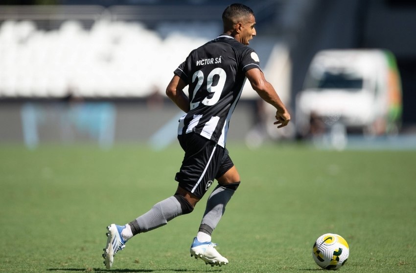 Botafogo: Victor Sá deve substituir Jeffinho contra o São Paulo
