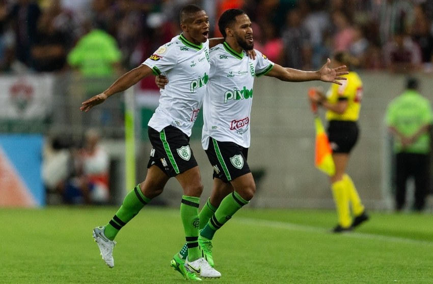 Juninho (América-MG) Juninho comemora gol pelo América-MG